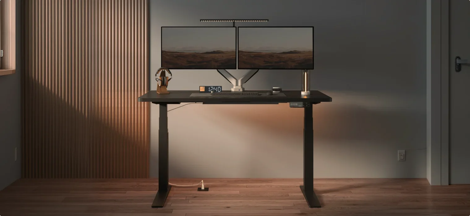 Wide render of the black desk with dual monitors and a light bar in a wood-slat room with no visible cables.